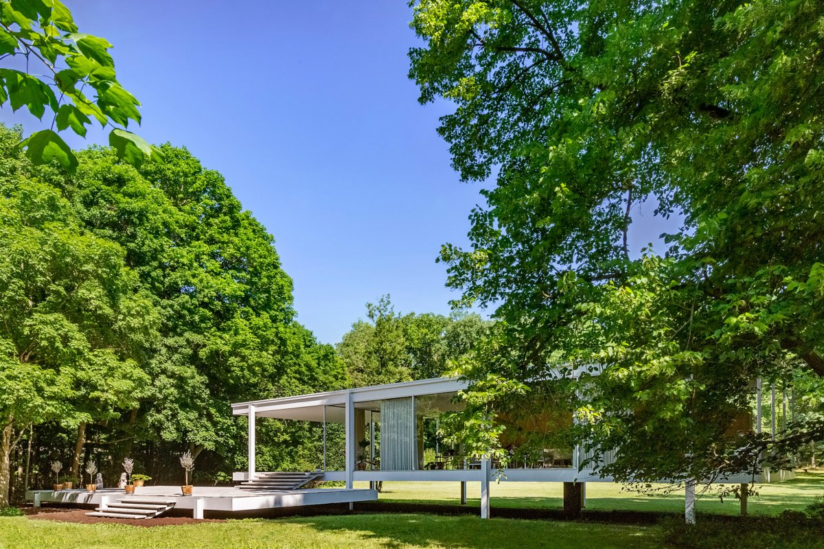 Farnsworth House by Mies van der Rohe: The Iconic Glass House